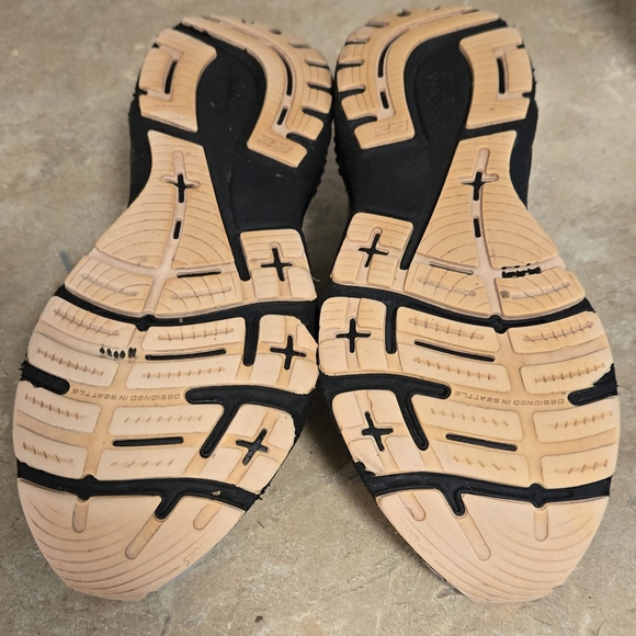 Brooks Adrenaline GTS 22 Light Gray and Black Running Shoes Sz 11 - Picture 6 of 9